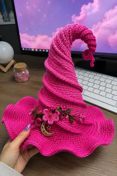Big Pinky Swirl Witch Hat Pattern step 1 - construction progress