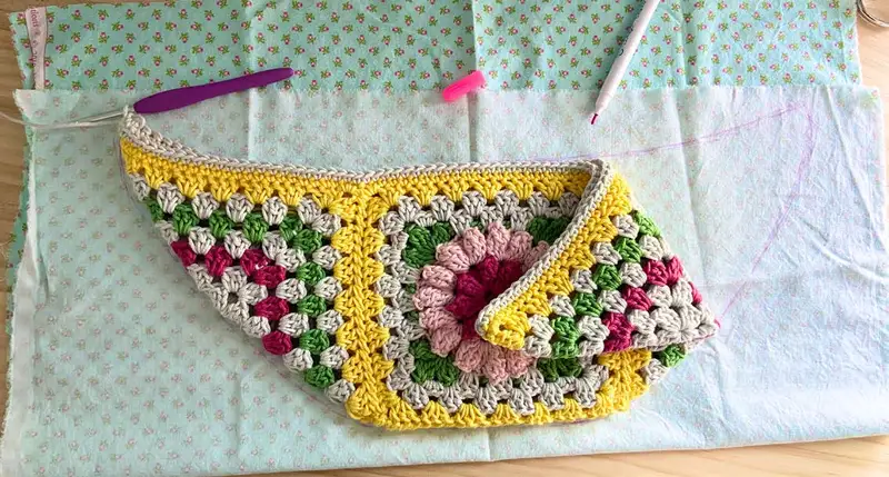 Free Intermediate crochet pattern: Floral Crossbody Bag Pattern - Easy to follow tutorial