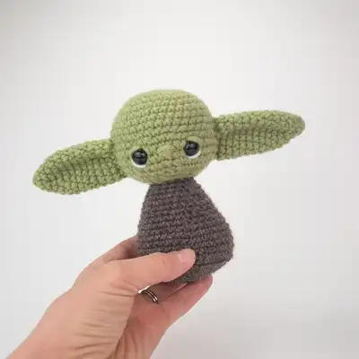 Baby Alien Amigurumi Pattern step 4 - final assembly and finishing