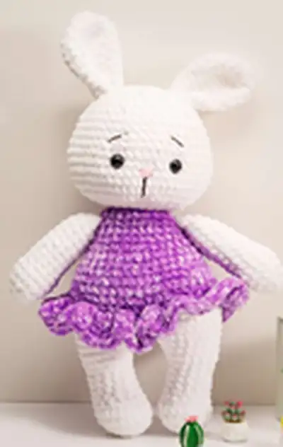 Lily Bunny Amigurumi Pattern step 3 - details and accessories