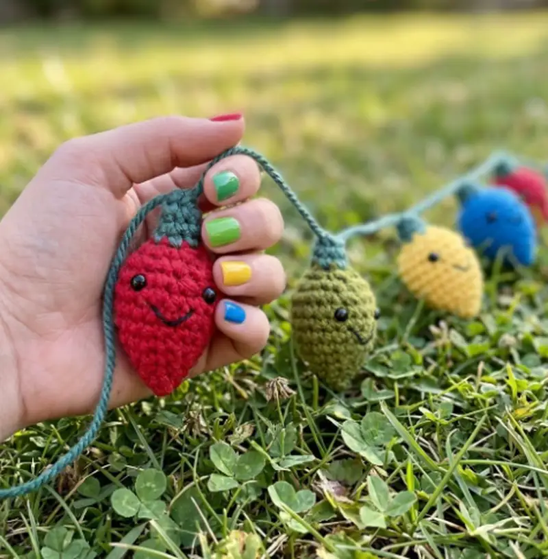 Free crochet pattern: Amigurumi Holiday Lights Amigurumi Pattern - Beginner Friendly level tutorial
