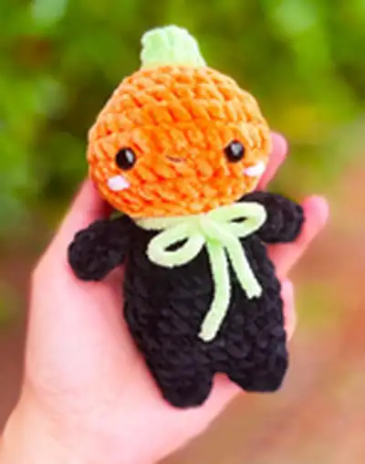 Mini Pumpkin Man Amigurumi Pattern step 1 - construction progress
