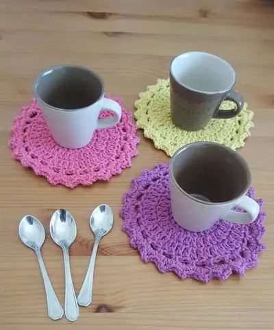 Easy Crochet Coasters Pattern step 2 - assembly progress