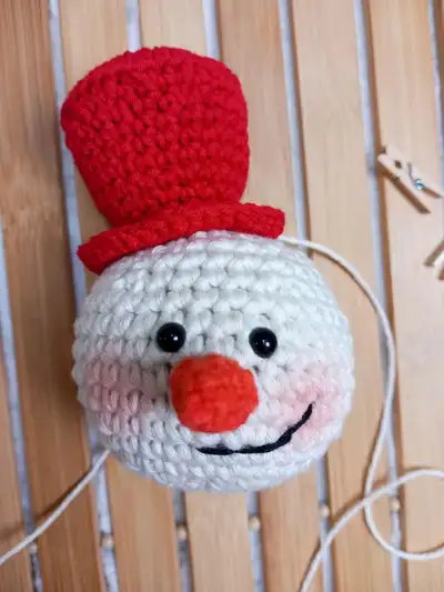 Crochet Snowman Ornaments Amigurumi Pattern step 1 - construction progress