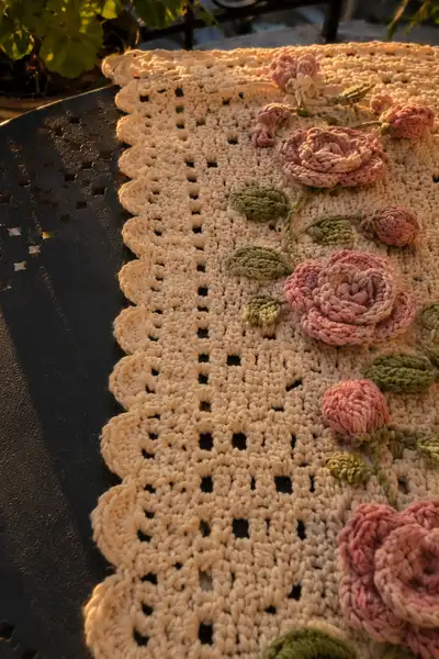 Cream Cottage Rose and Leaf Table Runner Pattern step 2 - assembly progress