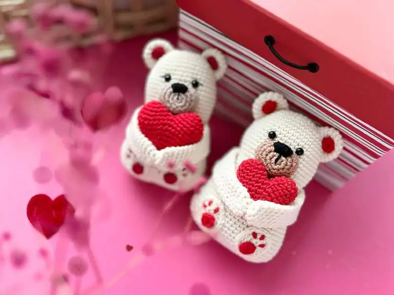 Free Intermediate crochet pattern: Valentine's Teddy Bear Amigurumi Pattern - Easy to follow tutorial