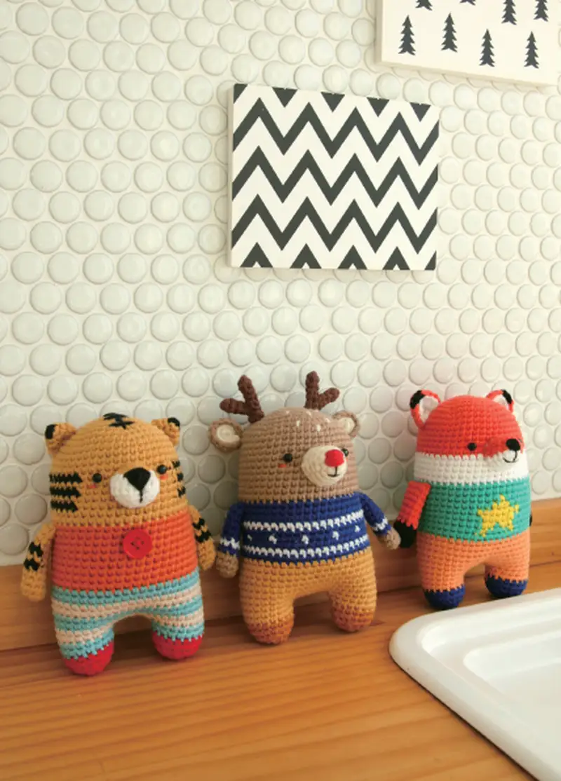 Free Intermediate crochet pattern: Minimals Deer Amigurumi Pattern - Easy to follow tutorial
