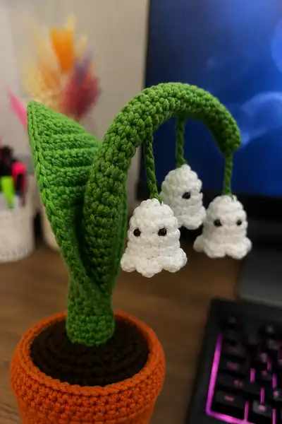 Halloween Phantoms Plant Amigurumi Pattern step 2 - assembly progress