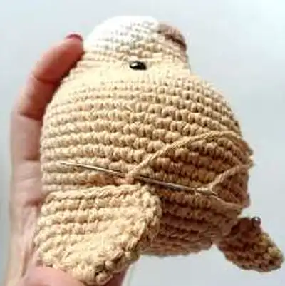 Alan the Lion Amigurumi Pattern step 3 - details and accessories