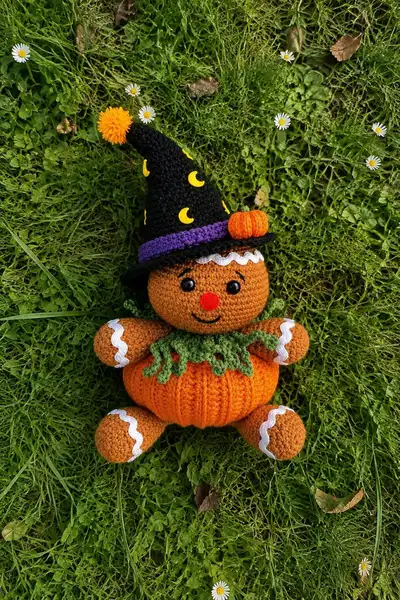 Pumpkin Witch Gingerbread Friend Amigurumi Pattern step 1 - construction progress