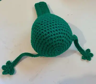 CROCHET FROG DOOR-STOPPER Amigurumi Pattern step 4 - final assembly and finishing