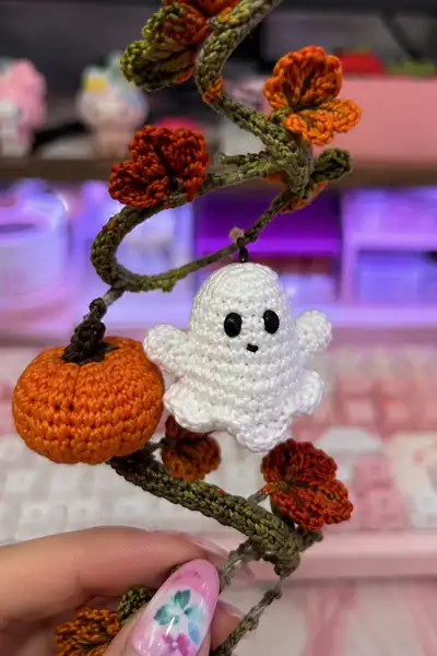 Cozy Autumn Spiral Halloween Garland with Phantoms and Little Pumpkins Pattern step 2 - assembly progress