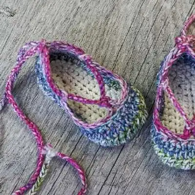 Baby Ballerina Strappy Flats Crochet Pattern step 1 - construction progress