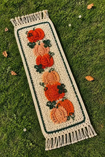 Rustic Farmhouse Pumpkin Patch Table Runner Pattern step 1 - construction progress