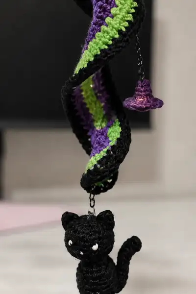 Halloween Black Cat Spiral Mobile Amigurumi Pattern step 2 - assembly progress