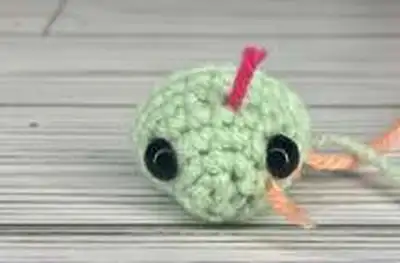 Twinkletoes the Tiny Gecko Amigurumi Pattern step 2 - assembly progress