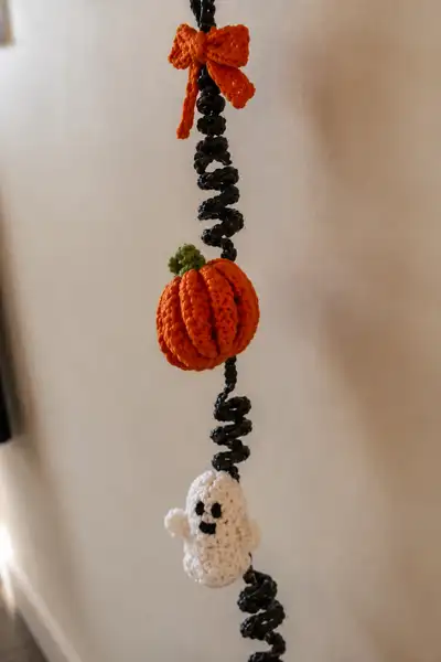 Pumpkin and Ghost Spiral Halloween Garland Pattern step 2 - assembly progress
