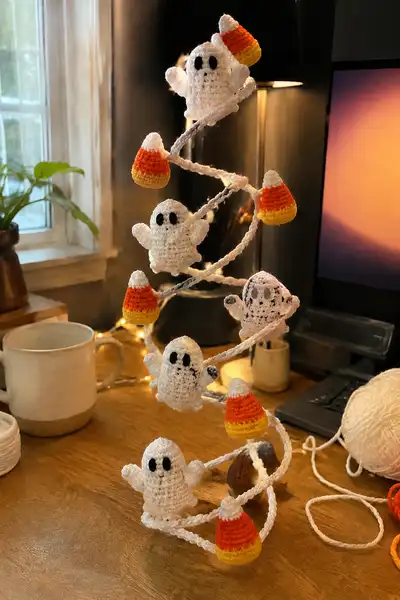 White Ghost Spiral Halloween Garland Amigurumi Pattern step 1 - construction progress