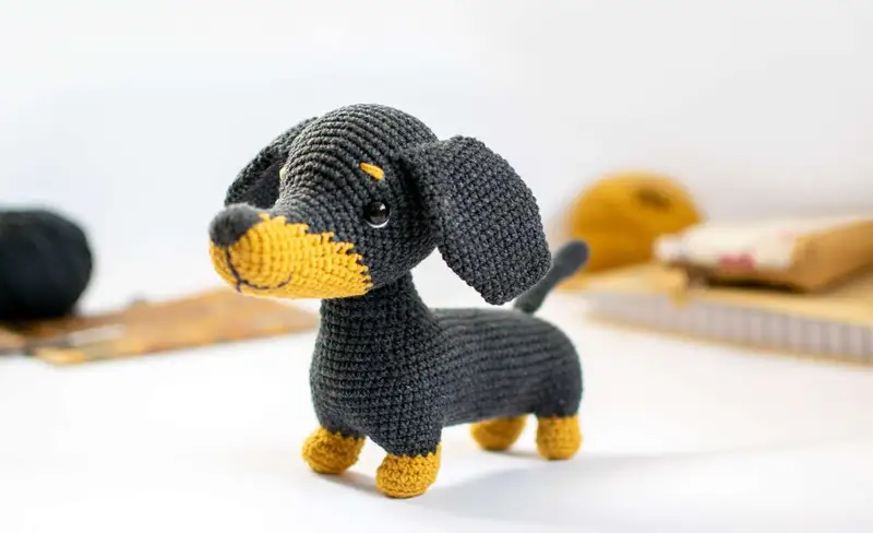 Free Intermediate crochet pattern: Yumi the Dachshund Bicolor Amigurumi Pattern - Easy to follow tutorial