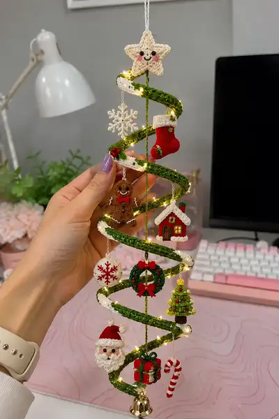 Spiral Christmas Ornament Garland Pattern step 1 - construction progress