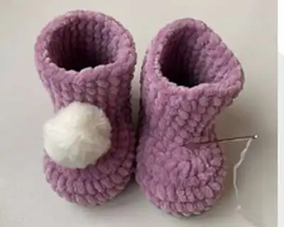 Plush Baby Booties Crochet Pattern step 3 - details and accessories