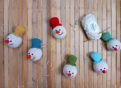 Crochet Snowman Ornaments Amigurumi Pattern step 2 - assembly progress