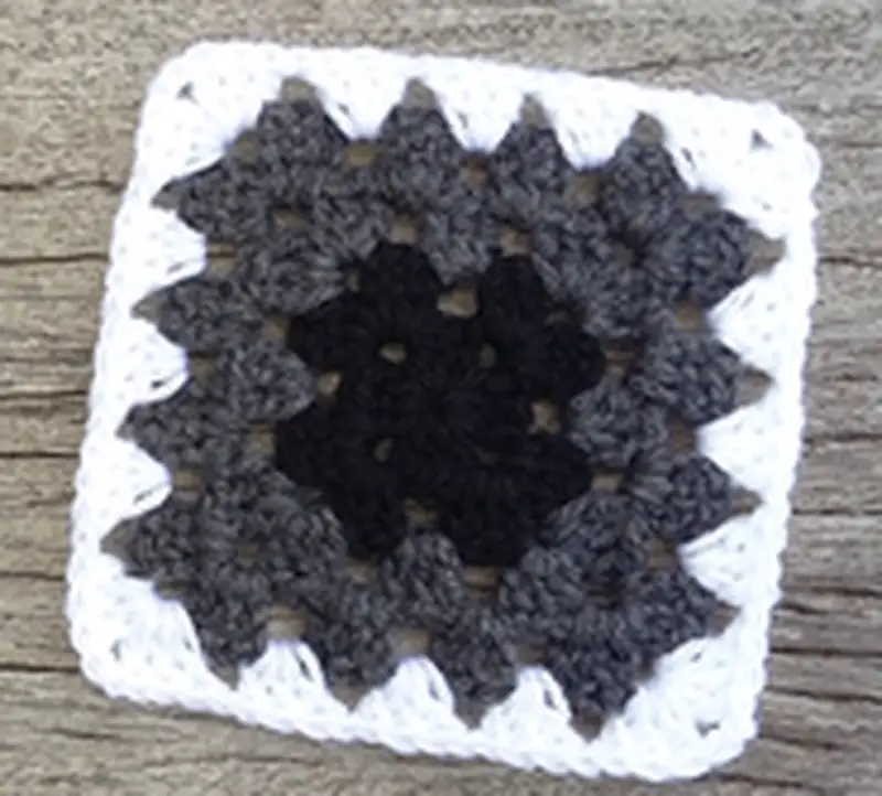 Free Beginner Friendly crochet pattern: Basic Granny Square Pattern - Easy to follow tutorial