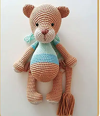 Alan the Lion Amigurumi Pattern step 4 - final assembly and finishing