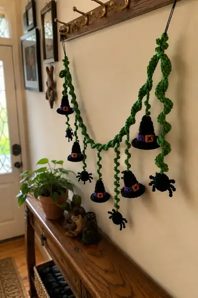 Green Spiral Halloween Garland with Tiny Witch Hats and Spiders Pattern step 1 - construction progress