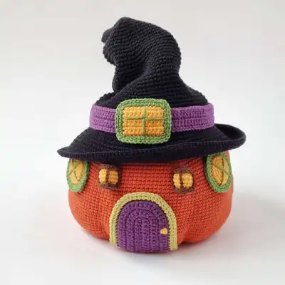 Pumpkin House Amigurumi Pattern step 1 - construction progress