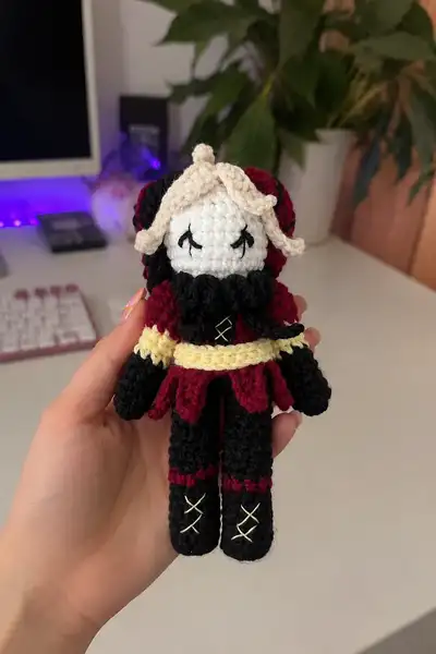 Pierrot Jester Doll Amigurumi Pattern step 1 - construction progress