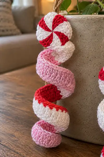 Peppermint Swirl Spiral Christmas Garland Pattern step 2 - assembly progress