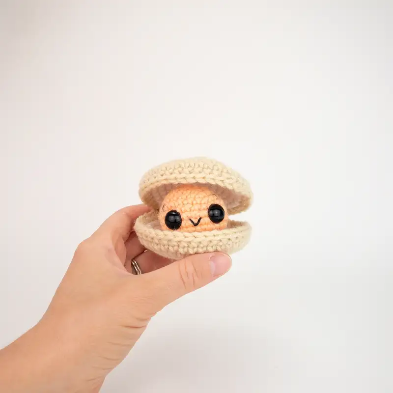 Free crochet pattern: Cleo the Clam Amigurumi Pattern - Beginner Friendly level tutorial