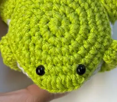 Cactus frog with removeable pot Amigurumi Pattern step 4 - final assembly and finishing